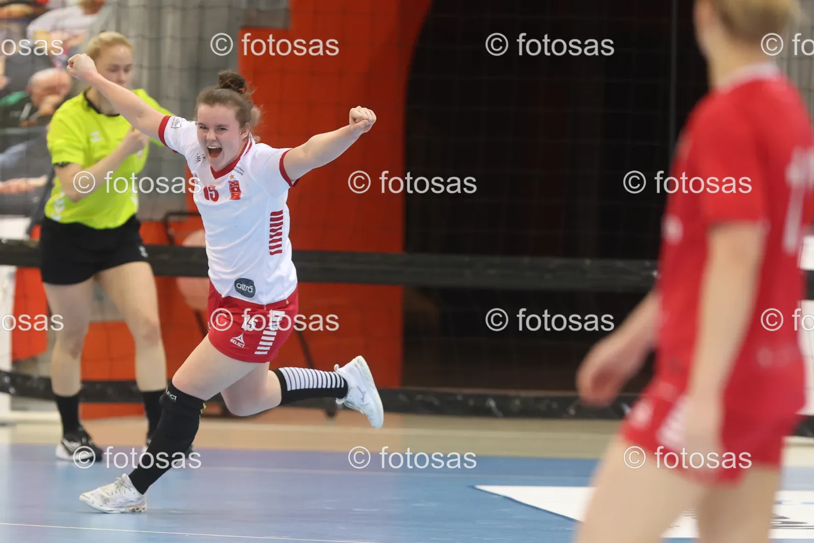 B25UY977.jpg